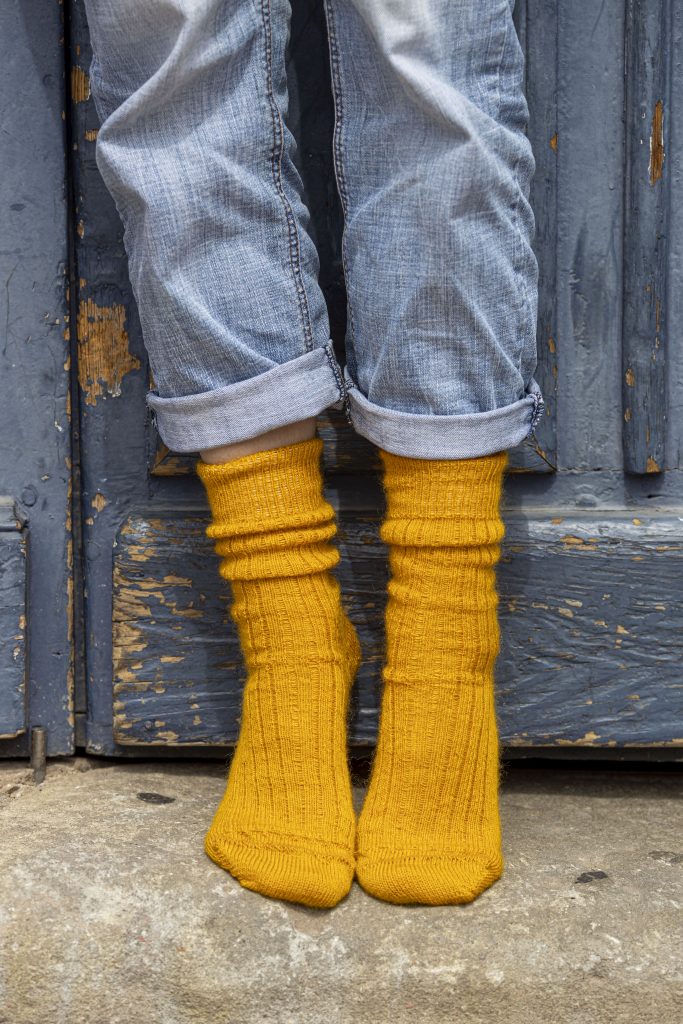 chaussettes jaunes mohair ferme chèvre angora élevage local laine Anne Laure Sablé 48